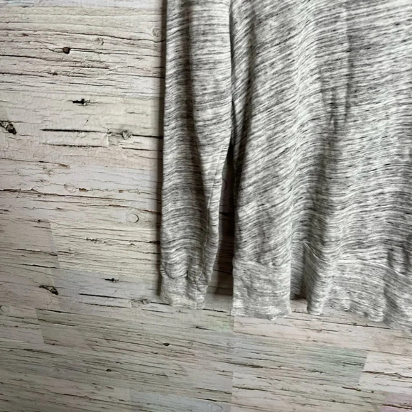 Splendid long  sleeve gray sweater size xs - Picture 2 of 9